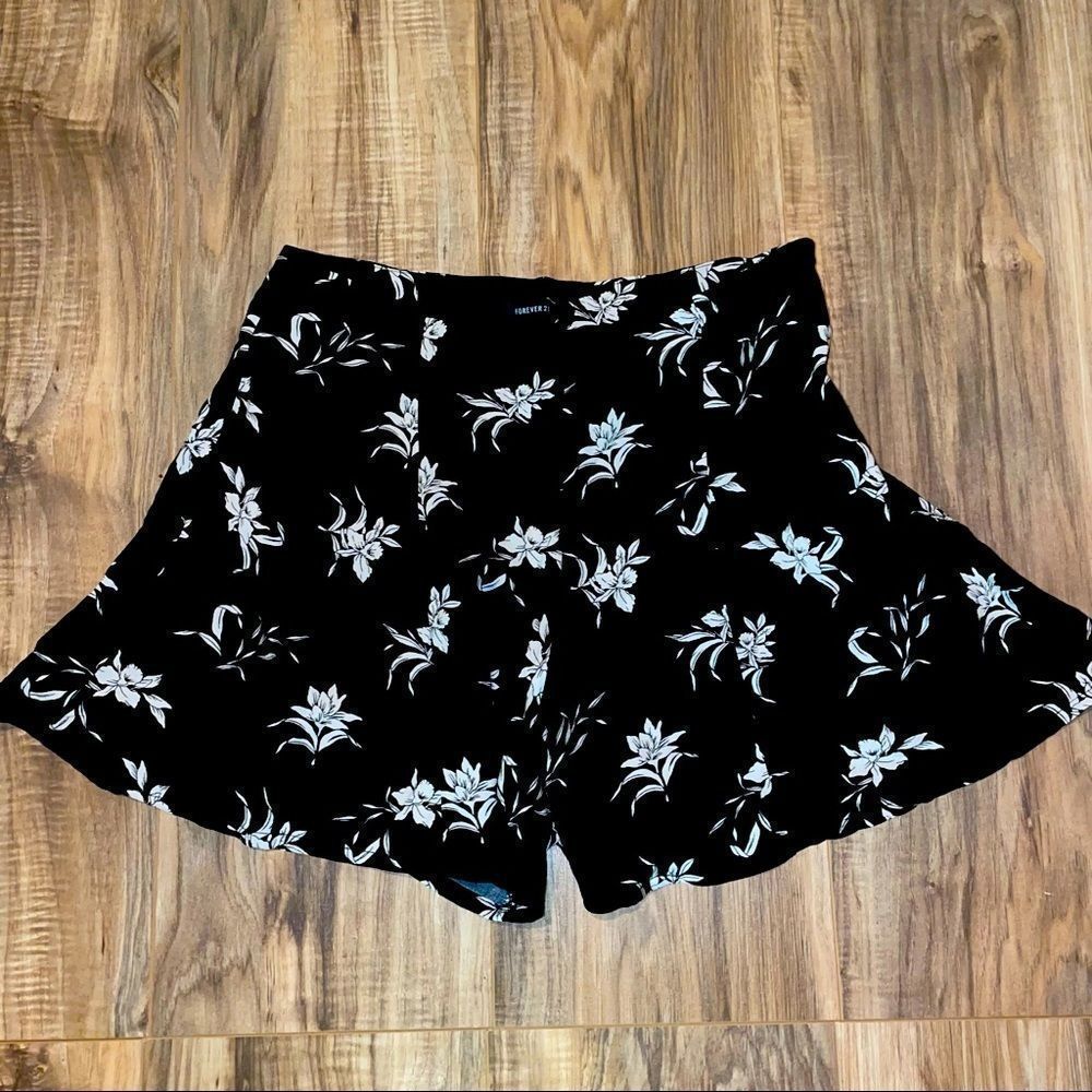 Forever 21 - floral shorts - Size M